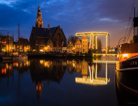 Uitzicht op kerk, brug en boot